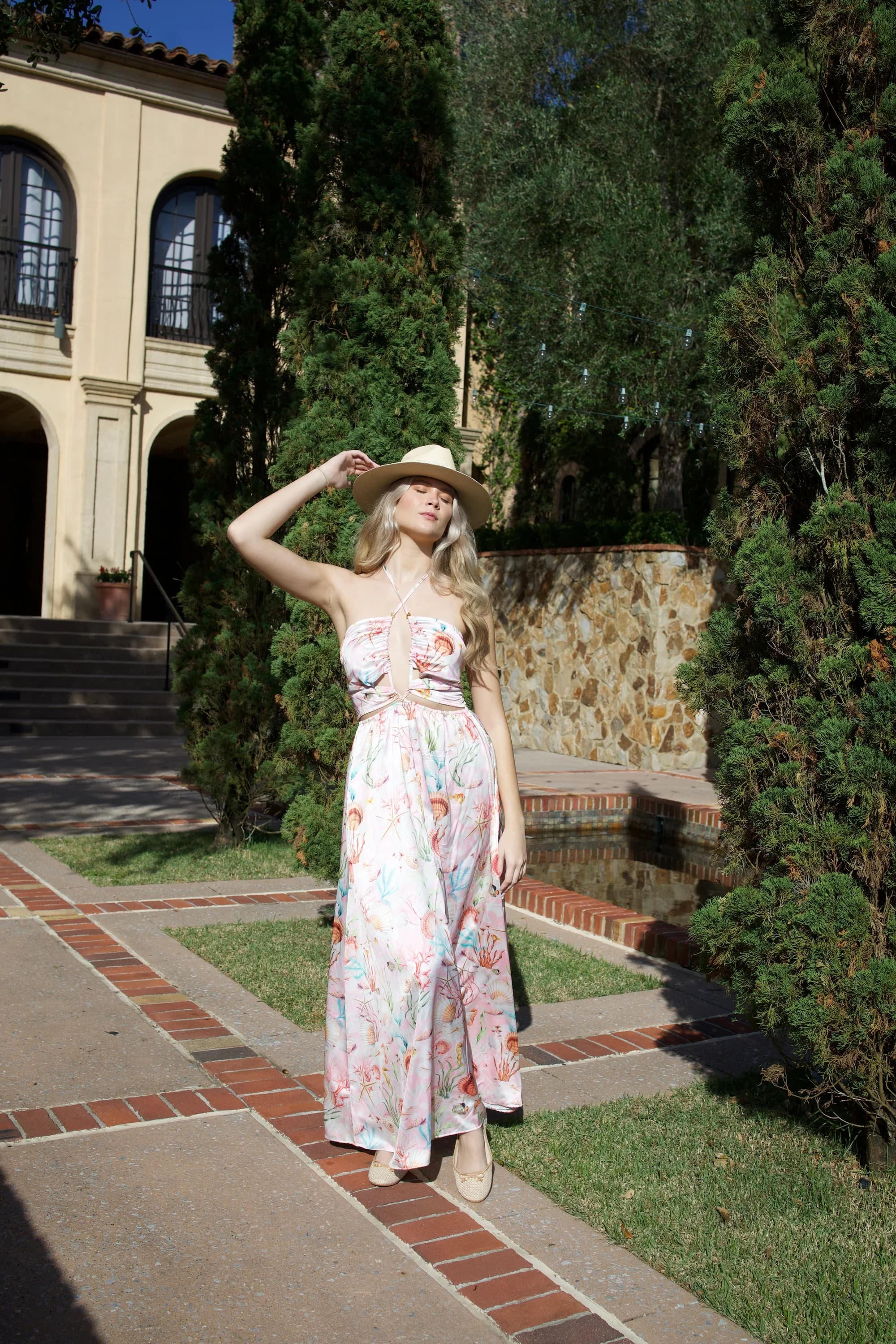 Crisálida resortwear in a garden courtyard